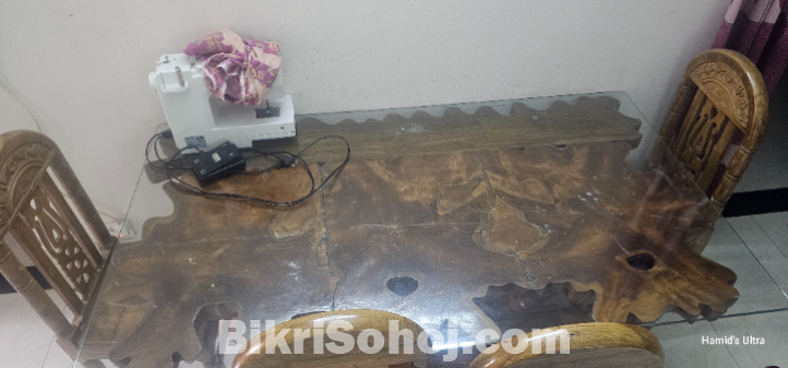 ডাইনিং টেবিল